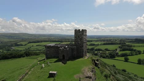 Una-Toma-Aérea-De-Un-Dron-De-La-Iglesia-De-Brentor-En-Una-Colina-En-El-Parque-Nacional-De-Dartmoor,-Brent-Tor,-Devon