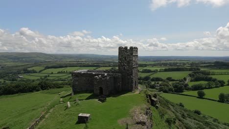 una toma aérea de un dron de la iglesia de brentor en una colina en el parque nacional de dartmoor, brent tor, devon