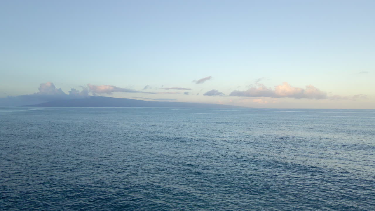 여름날 광활한 태평양의 맑은 하늘과 청록색 물