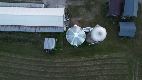 Silo--Und-Scheunenhäuser-Auf-Einem-Bauernhof-Auf-Der-Halbinsel-Leelanau,-Traverse-City,-Michigan-–-Aufsteigende-Aufnahme-Von-Oben-Nach-Unten