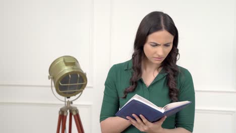 mujer india encontrando algo en un libro