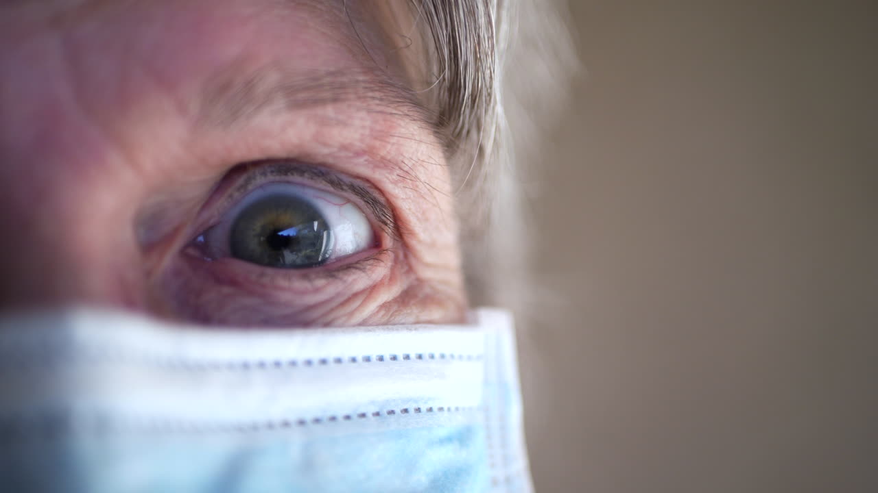 l'occhio di una paziente medica anziana malata terminale che sembra scioccata e spaventata in ospedale