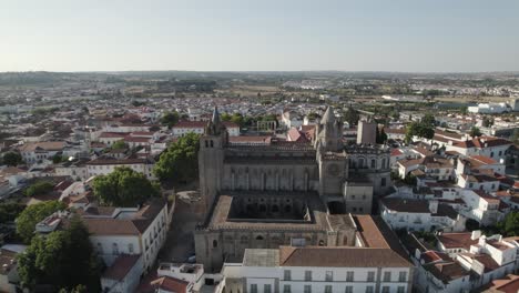 catedral de evora con hermoso patio