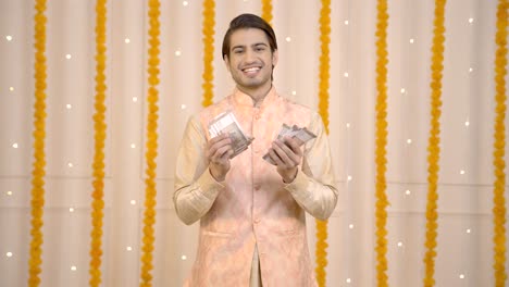 Indian-man-gets-a-lot-of-money-on-Diwali