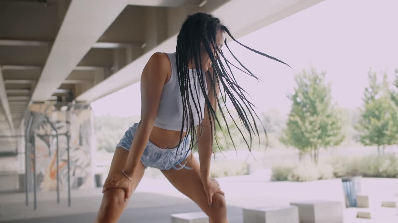 Donna che balla sotto un ponte
