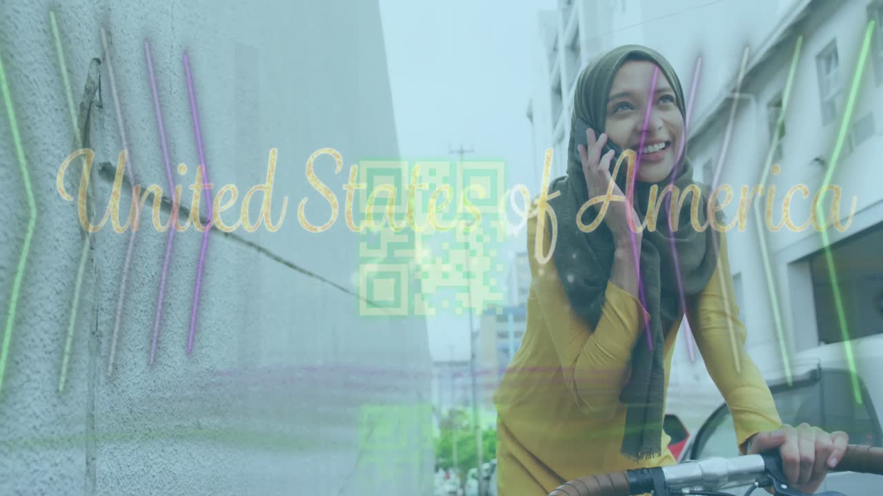 미국 애니메이션 문자 및 qr 코드 스마트 폰을 사용하는 두 인종 여성.