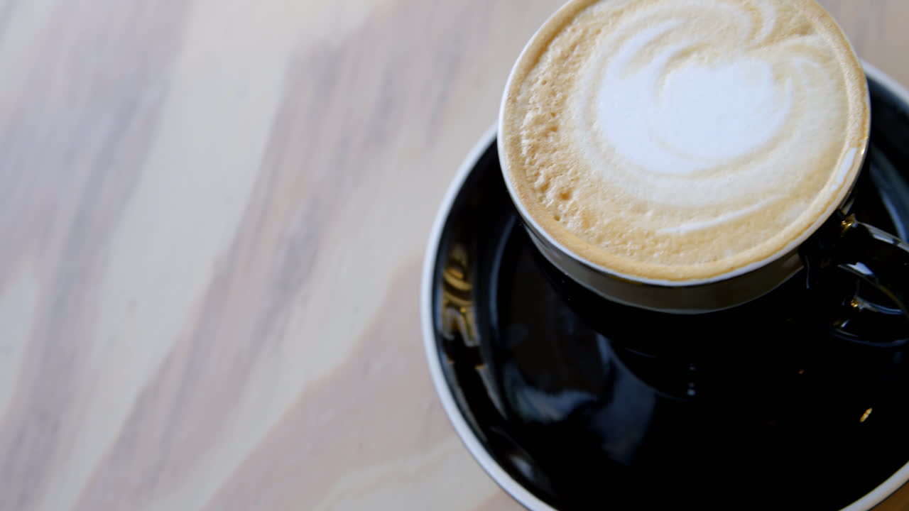 테이블에 커피 컵 4k