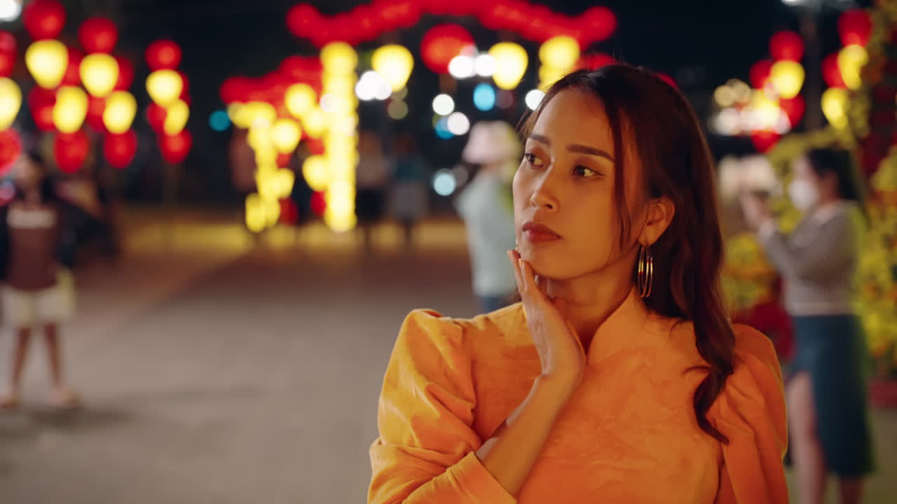 медленная съемка привлекательной вьетнамской женщины в традиционной одежде, идущей в одиночку в хой-ане, вьетнам