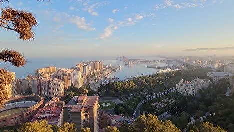 Hermosa-Puesta-De-Sol-Sobre-El-Puerto-De-Málaga-Y-El-Parque-Desde-El-Castillo-De-Gibralfaro,-Andalucía-España