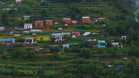 aldea de la zona montañosa de nepal y viviendas tradicionales filmadas con drones, vibraciones antiguas 4k