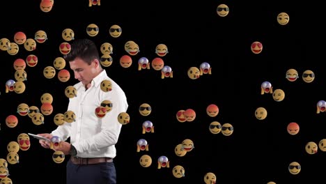 hombre de negocios caucásico con emoticones en fondo negro