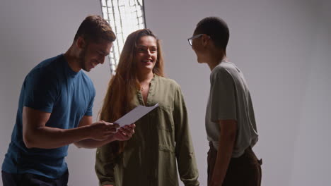 Director-De-Cine-Hablando-Con-Actores-Masculinos-Y-Femeninos-Sosteniendo-Guiones-Ensayando-Para-Filmar-Una-Película-O-Un-Video-En-El-Estudio-9