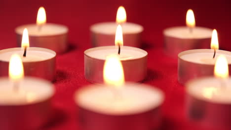 velas para la celebración de navidad sobre fondo rojo