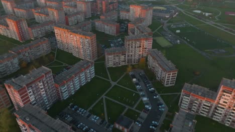 una vista aérea de un distrito de construcción de apartamentos que fue construido en la época soviética