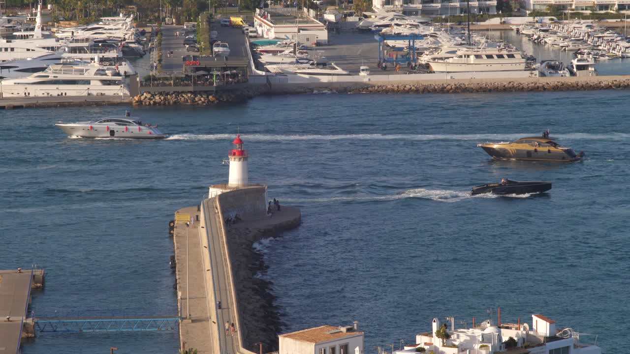 yates de recreo en el puerto de ibiza navegando junto al faro de slomo