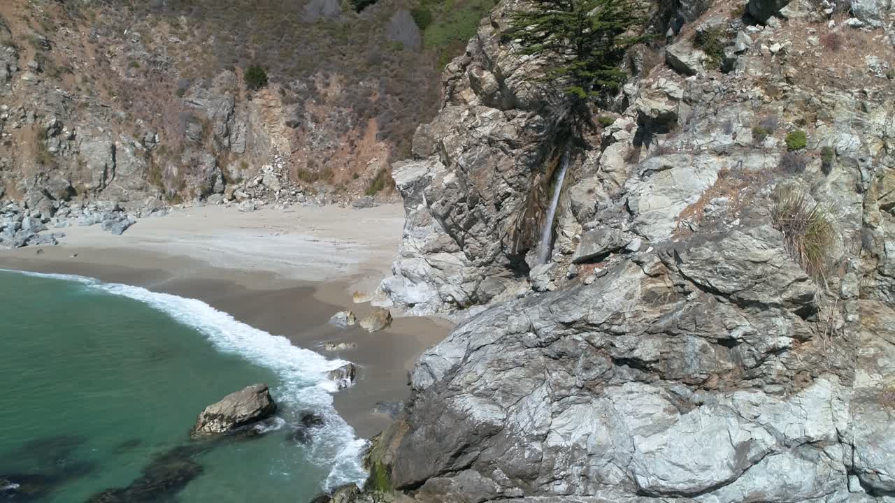 вид с воздуха на водопад mcway falls julia pfeiffer burns park big sur california