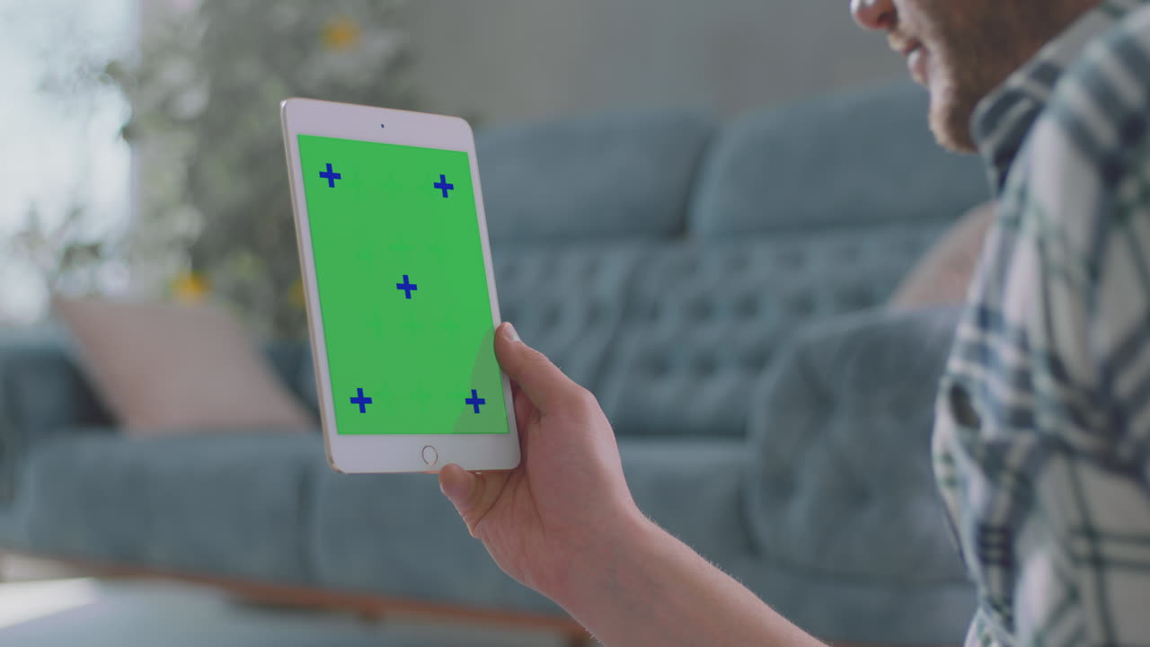 joven viendo una película