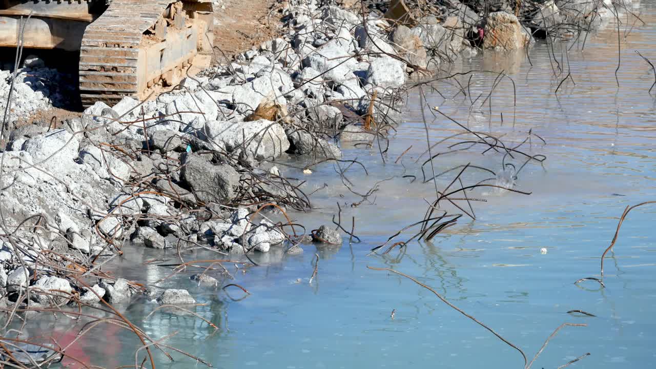 cerca de una estructura de demolición de pinzas excavadoras
