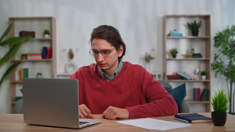 joven que trabaja desde casa