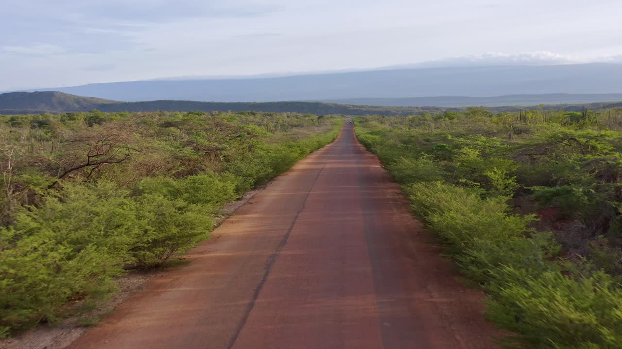 carretera remota vacía en cabo rojo en pedernales, república dominicana