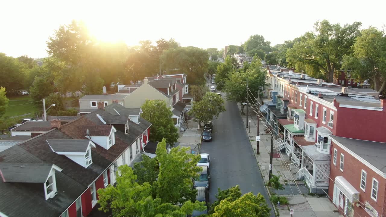 Inquadratura aerea di presentazione di alloggi urbani a basso reddito, case in una città degli Stati Uniti, immobiliare americano durante un tramonto spettacolare