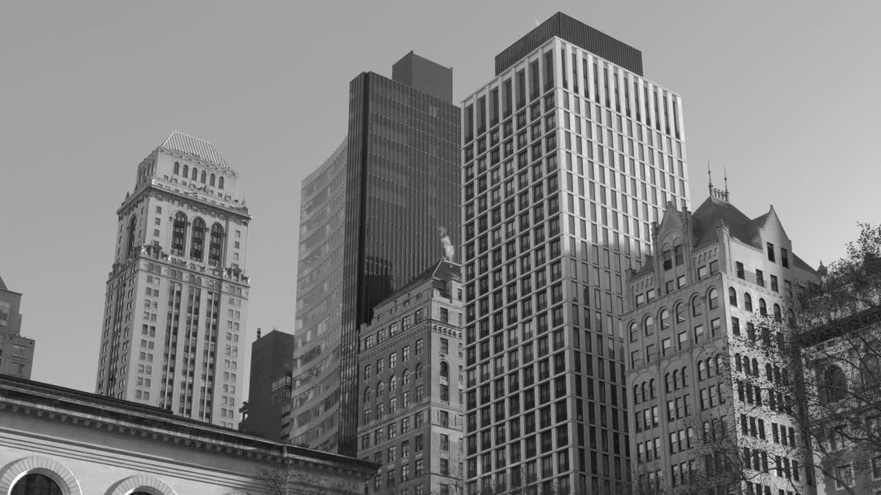 edificios y rascacielos en blanco y negro alrededor del parque bryant en la ciudad de nueva york, nueva york, estados unidos
