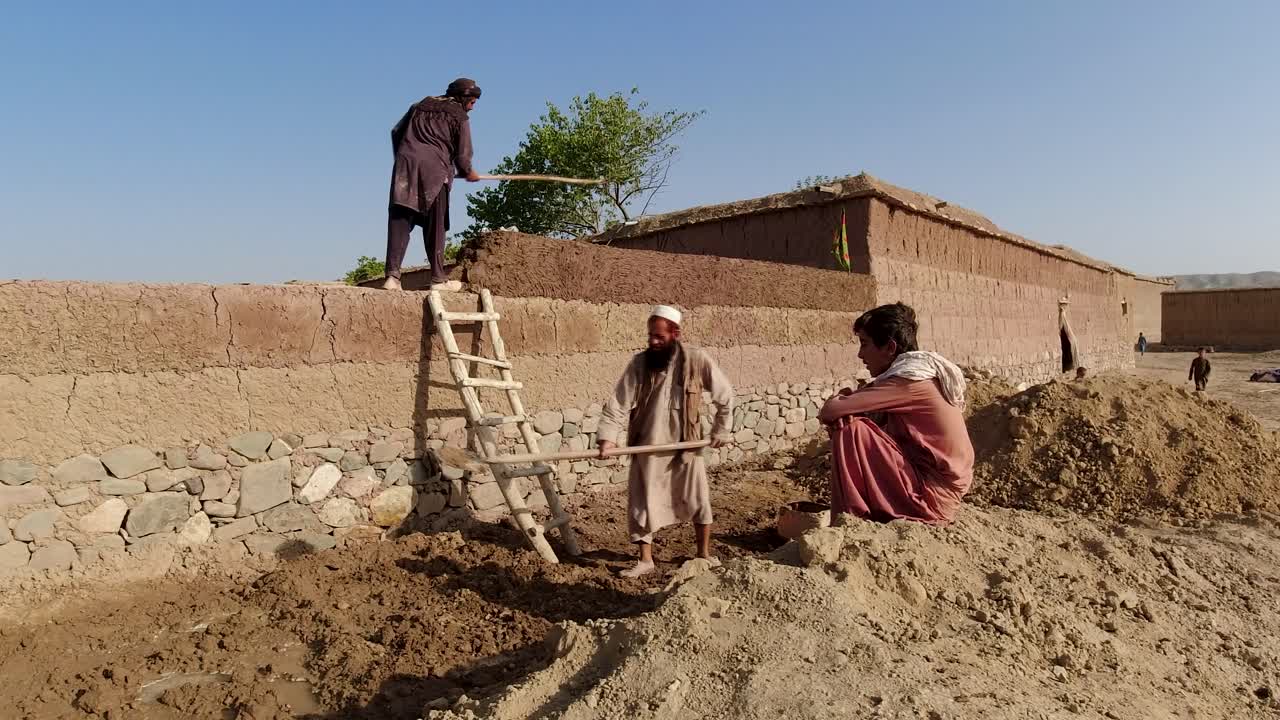 Préparation de la boue pour la construction de murs solides.