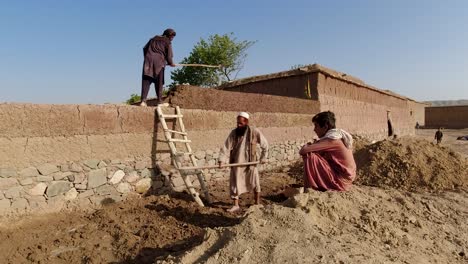 preparación de barro para la construcción de muros robustos