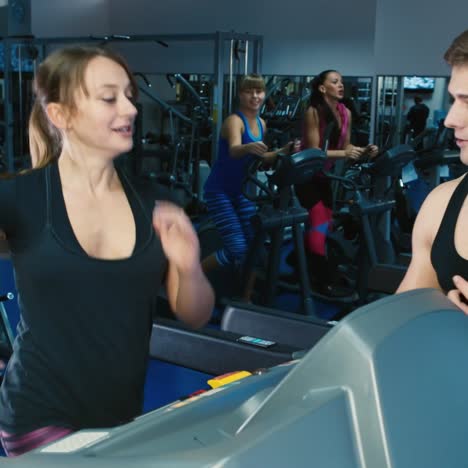 Eine-Frau-Trainiert-Im-Fitnessstudio-Mit-Einem-Trainer