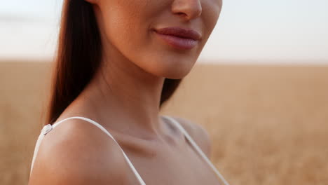 mujer en un campo