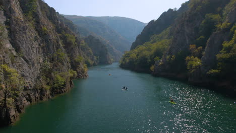 Imágenes-Aéreas-De-Personas-En-Canoa-En-El-Cañón-Matka-En-Macedonia-En-Un-Día-Soleado