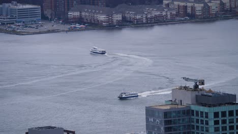 Barcos-Que-Se-Mueven-En-El-Río-Hudson-Desde-Arriba-Durante-Un-Día-Ventoso-En-Nueva-York