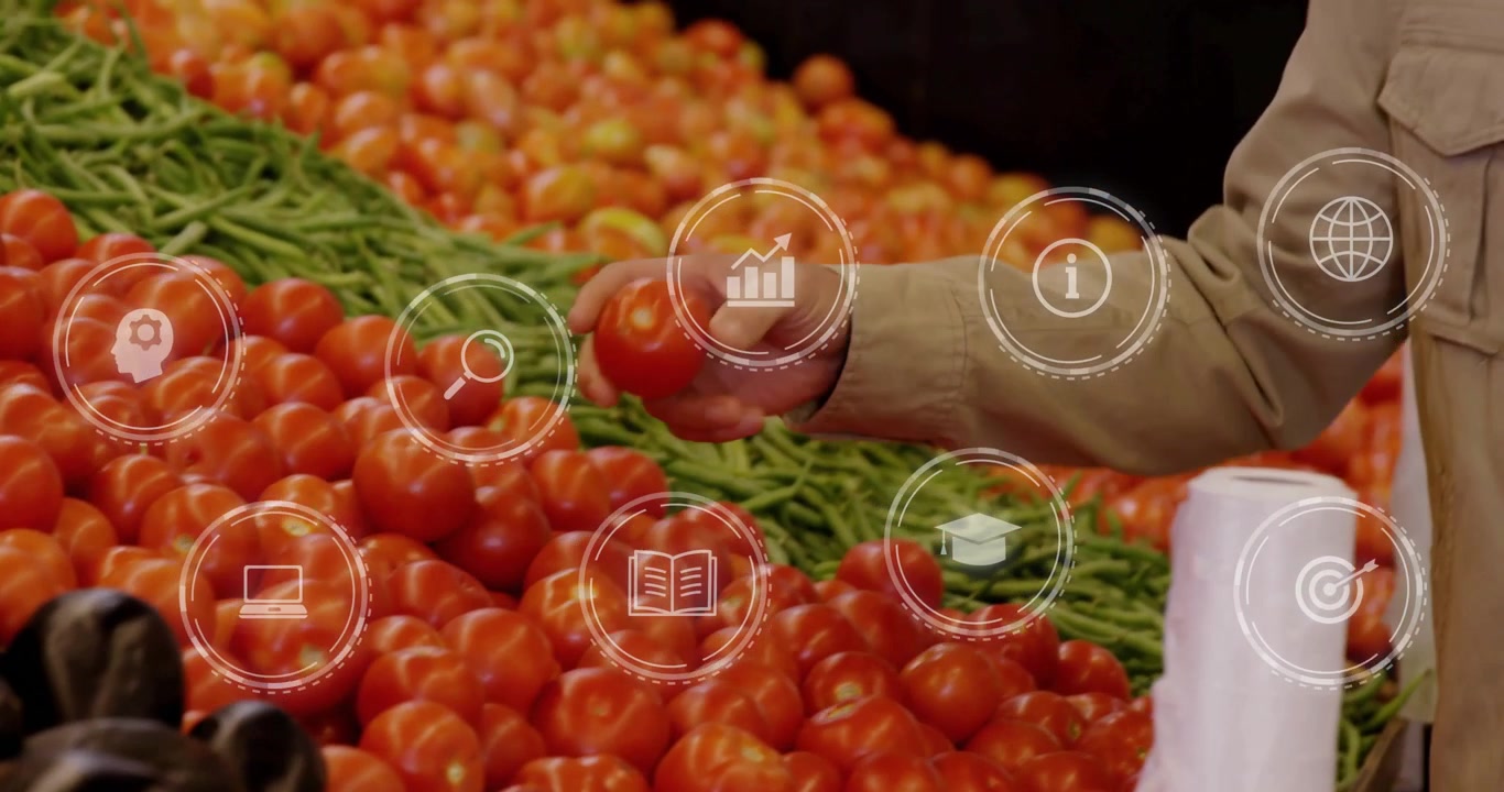 Hombre con chaqueta beige seleccionando un tomate en un puesto de mercado mientras iconos de tecnología flotan sobre los productos frescos.