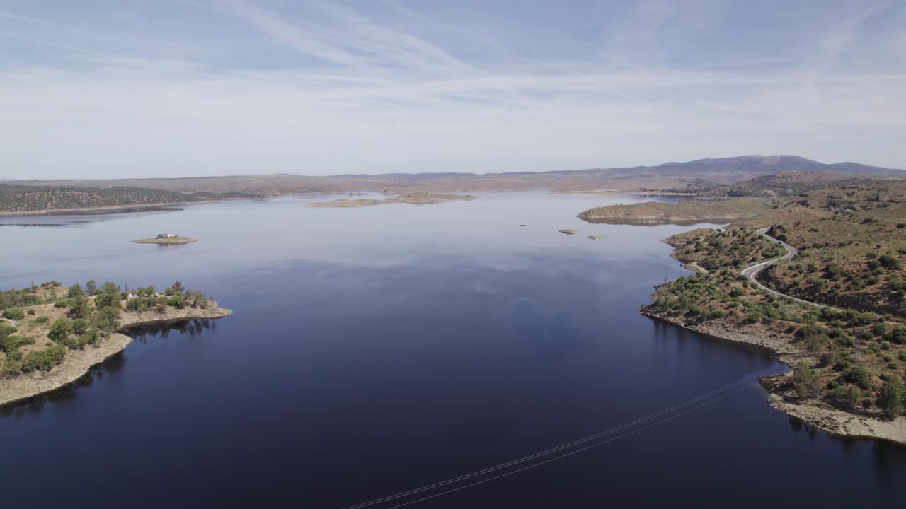 estableciendo una vista aérea para revelar el idílico viaducto del río almonte en el afluente del tajo de caceres