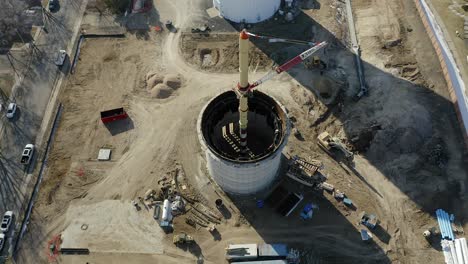 Vista-Aérea-De-Los-Hombres-Que-Trabajan-En-La-Torre