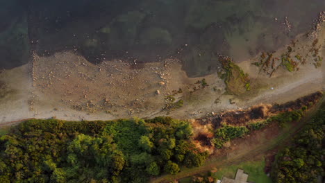 Corral-De-Pesca,-Construido-Con-Rocas-Formando-Un-Estanque