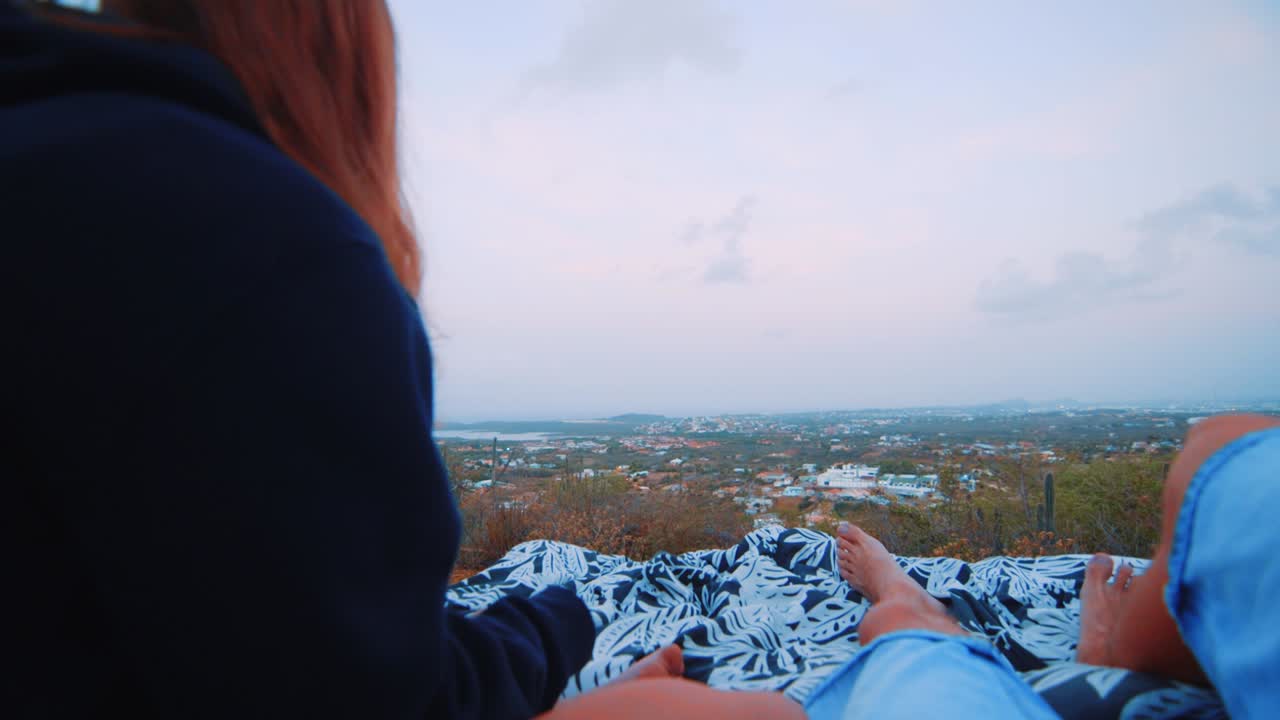 dos personas viendo el amanecer juntos en el mirador en el caribe