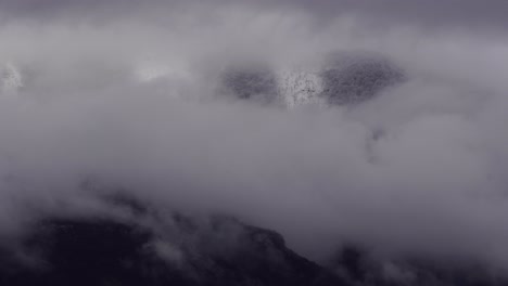 Schneebedeckte-Berge-Sind-In-Einer-Winterlandschaft-Mit-Nebel-Bedeckt
