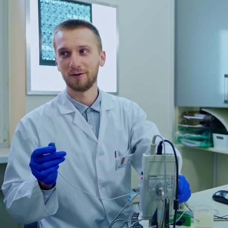 científico que trabaja en un laboratorio