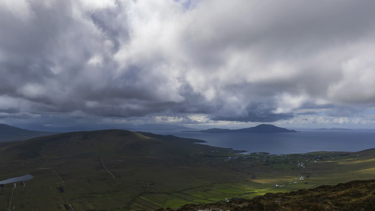 lapso de tiempo de montañas nubladas y colinas en el camino atlántico salvaje en irlanda