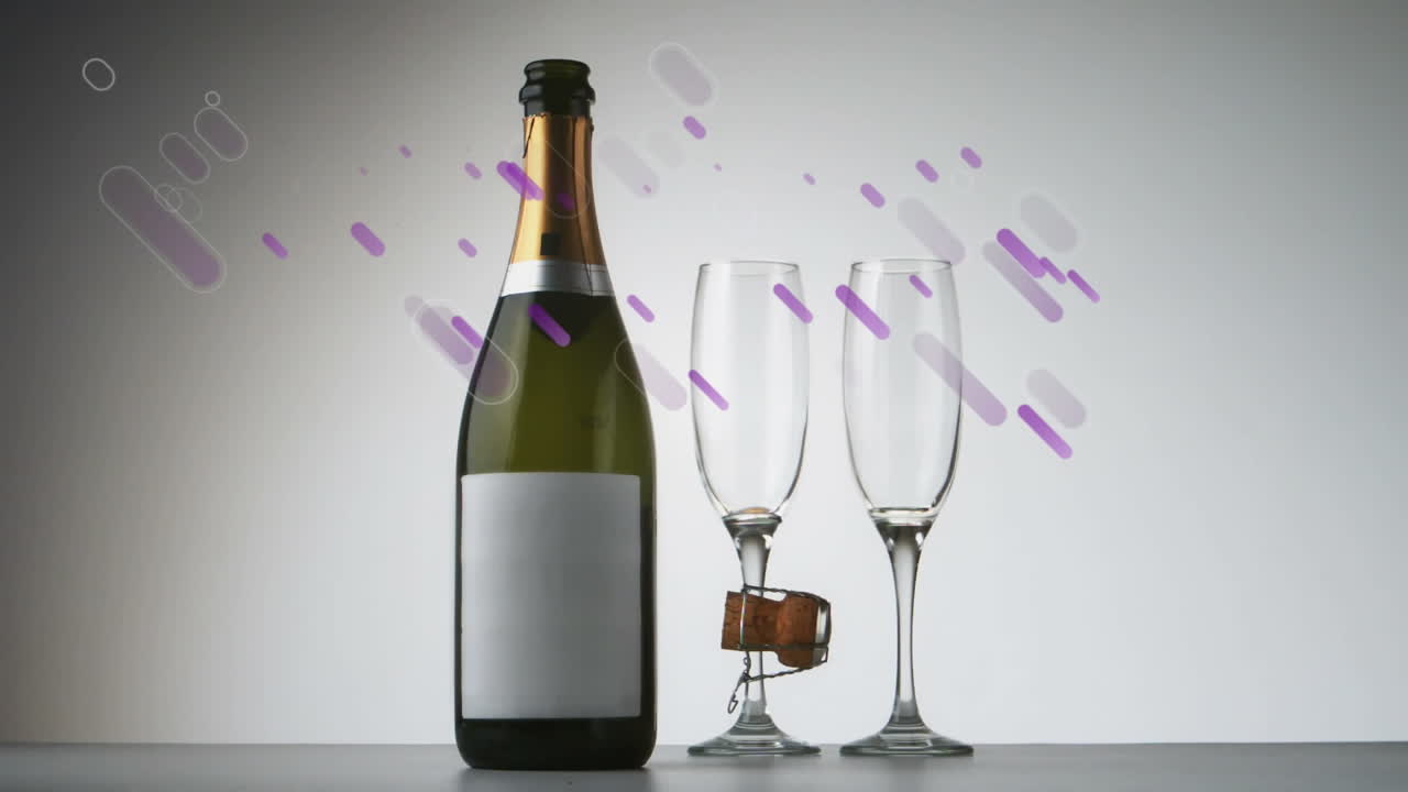 Animazione di scie luminose viola, bottiglia di champagne, due calici di champagne e tappo che cadono