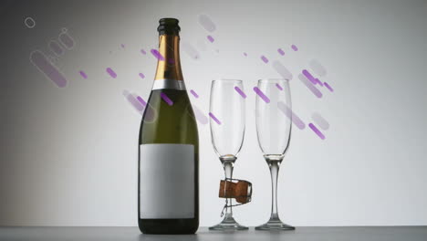 animación de rastros de luz púrpura, botella de champán, dos copas de champán y corcho cayendo