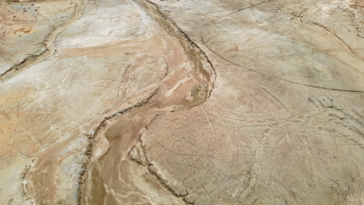 Vista aerea astratta di terra arida e screpolata con motivi
