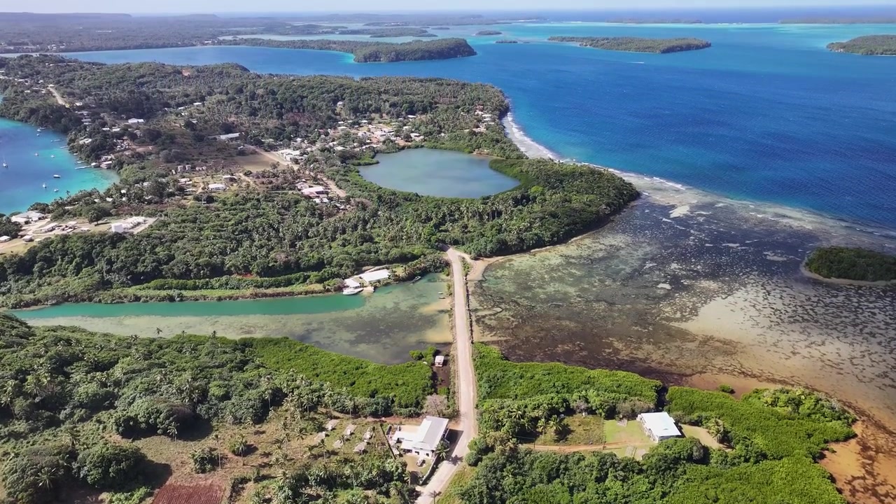 Vava'u Adası, Tonga'nın güzel ve geniş havadan görünümü. Bağlantı köprüsü, lagün ve kıyıdaki yerleşim. Pasifik.