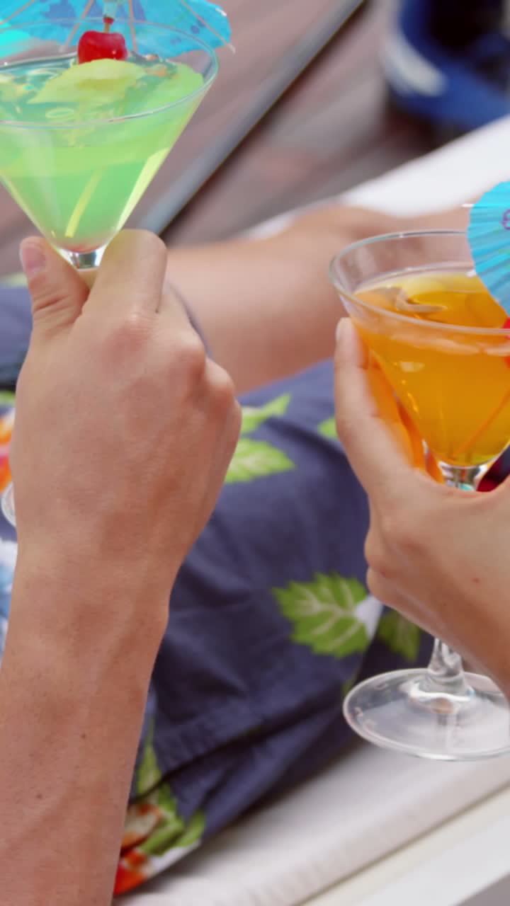 웃는 젊은 커플이 술을 마시고 있습니다.