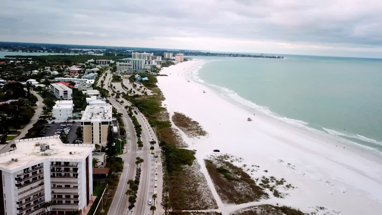 fila de edificios altos a lo largo de la playa de lido, lido key, sarasota florida