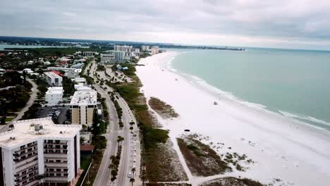 Fila-De-Edificios-Altos-A-Lo-Largo-De-La-Playa-De-Lido,-Lido-Key,-Sarasota-Florida