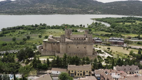 castillo mendoza y los hermosos paisajes circundantes de manzanares el real