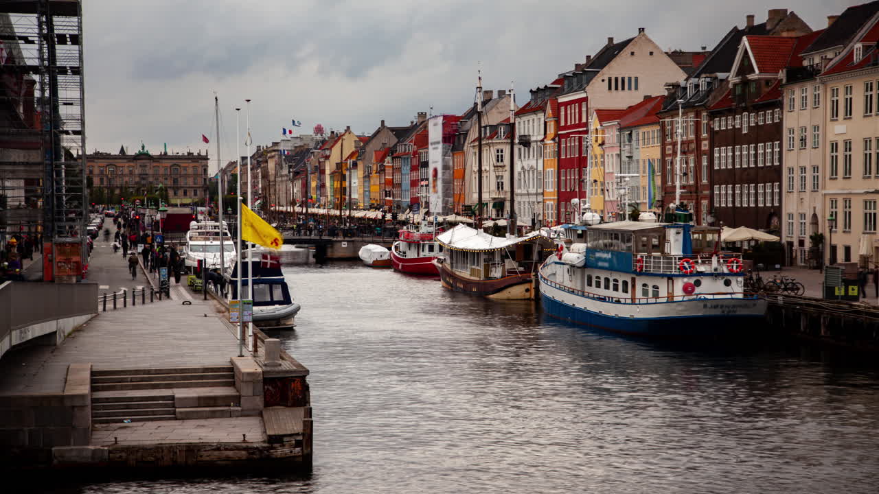 Nyhavn Havn Timelapse med Både, Turister og Farverige Bygninger