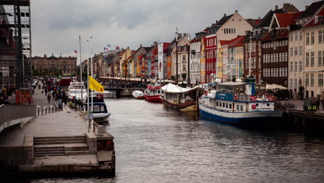 Timelapse-Del-Puerto-De-Nyhavn-Con-Barcos,-Turistas-Y-Edificios-Coloridos